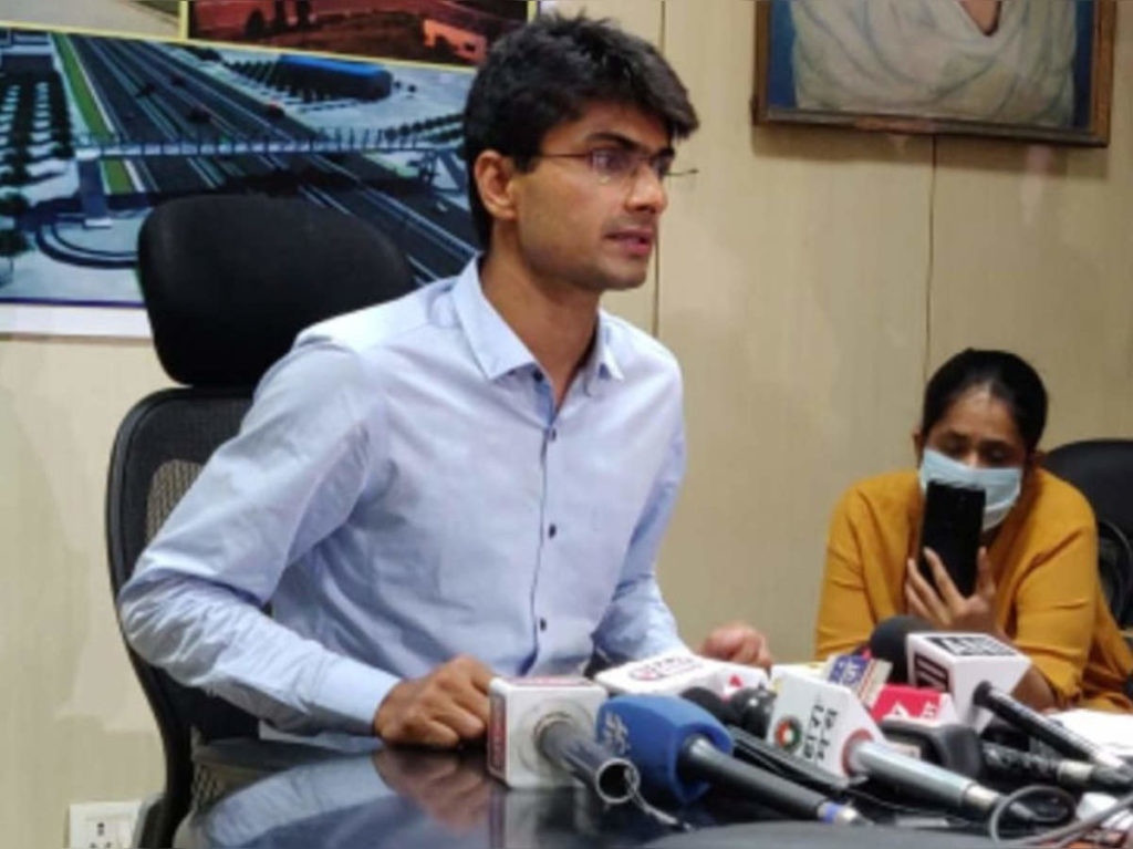 कोरोना के बढ़ते संक्रमण को रोकने की तैयारी, डीएम सुहास एल वाई ने की अधिकारियों के साथ बैठक