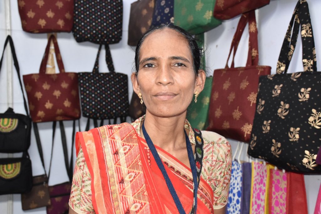 પર્યાવરણ: કાપડની વિવિધ રંગી થેલીઓ બનાવનારા જશીબેન સૌ કોઈને પ્રેરણાસ્ત્રોત બન્યા છે