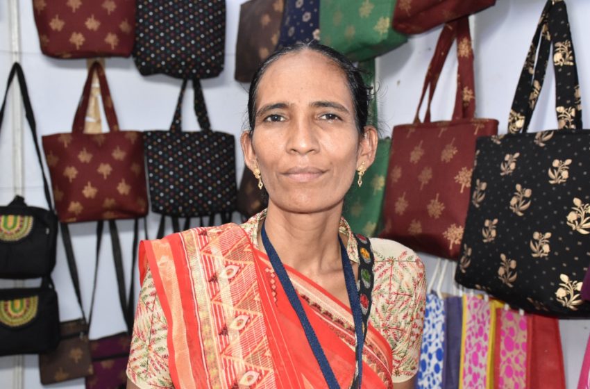 પર્યાવરણ: કાપડની વિવિધ રંગી થેલીઓ બનાવનારા જશીબેન સૌ કોઈને પ્રેરણાસ્ત્રોત બન્યા છે