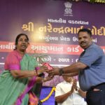 ૫૦ લાખ લાભાર્થીઓને આયુષ્યમાન કાર્ડ વિતરણ કાર્યક્રમ સ્વામીનારાયણ મંદિર ખાતે યોજાયો