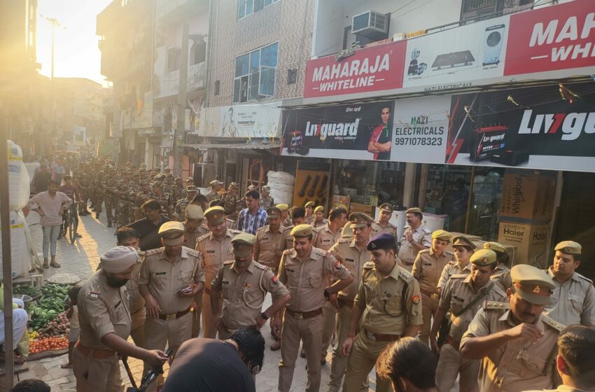 Noida Police: दीवाली के दौरान सुरक्षा के पुख्ता इंतजाम, नोएडा पुलिस ने निकाला फ्लैग मार्च