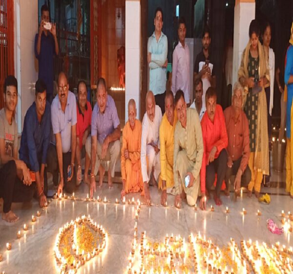 Noida में देव दीपावली की धूम, 1100 दीयों की रोशनी से जगमगाया सेक्टर 82 का ये मंदिर