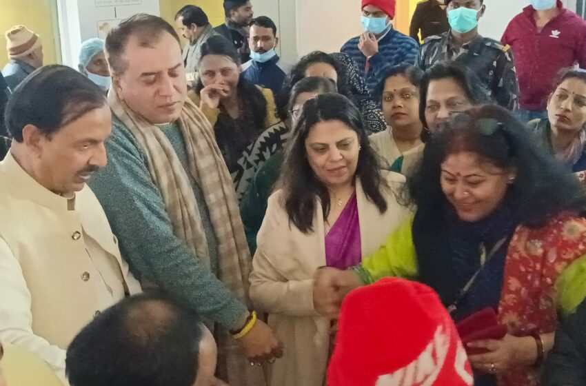 Noida: बढ़ रहा है सर्दी का सितम, सांसद महेश शर्मा ने बांटे कंबल