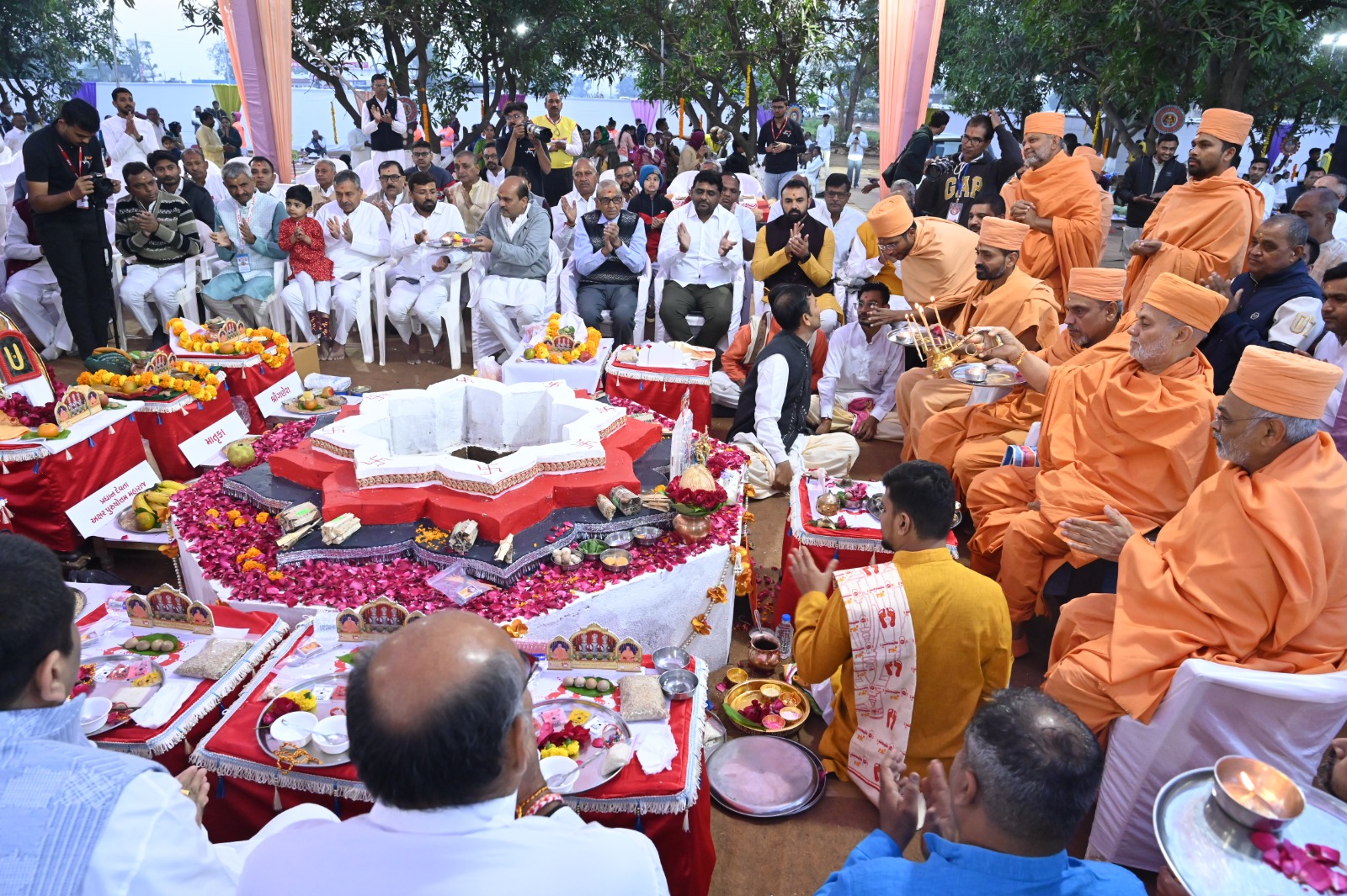 સ્વામિનારાયણ મંદિર દશાબ્દી મહોત્સવ: ૩૨૫ હવનકૂડ પર હવન,9000&hellip;