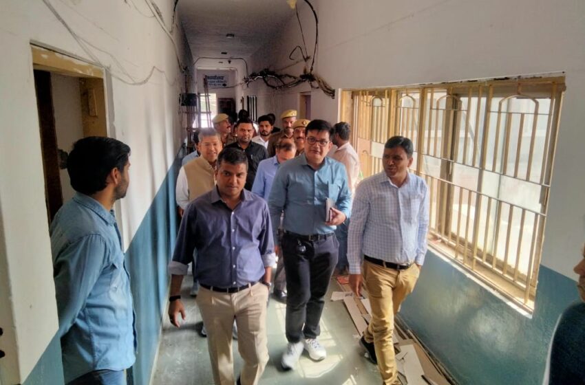 Loksabha Election 2024: जिला निर्वाचन अधिकारी मनीष कुमार वर्मा ने कंट्रोल रूम-एम.सी.एम.सी. कार्यालय का स्थलीय निरीक्षण किया