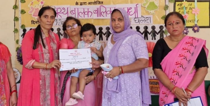 Gautam Buddh Nagar:जिलाधिकारी मनीष कुमार वर्मा के निर्देश पर आंगनबाड़ी केंद्रों पर स्वस्थ बालक-बालिका स्पर्धा का आयोजन