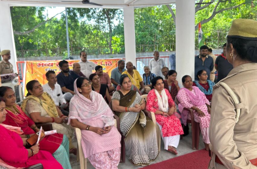 Noida Police: शिव शक्ति धाम में महिलाओं और बच्चियों को सुरक्षा के गुर सिखाए गए