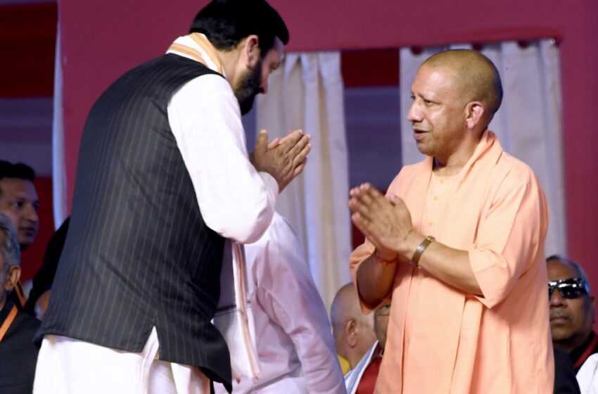 हरियाणा(Haryana) सरकार के शपथ ग्रहण समारोह में शामिल हुए सीएम योगी