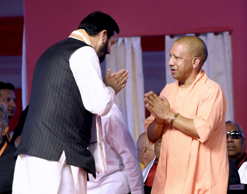 हरियाणा(Haryana) सरकार के शपथ ग्रहण समारोह में शामिल हुए सीएम योगी
