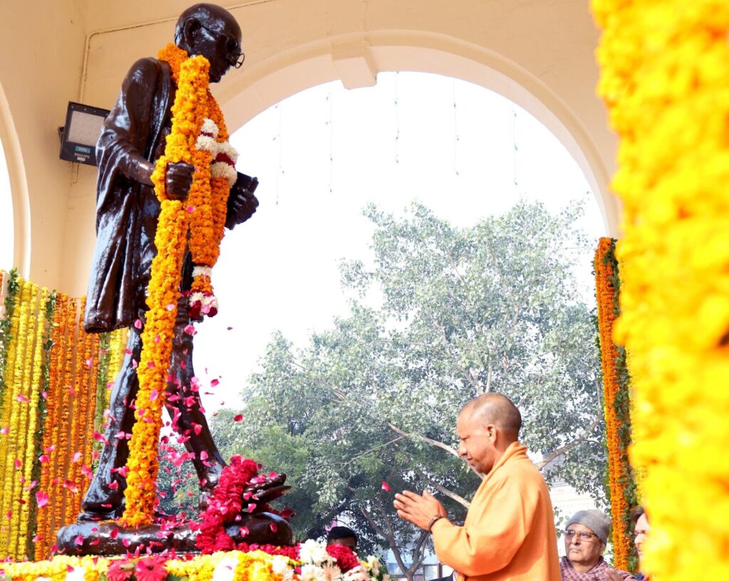 CM Yogi pays tribute to Mahatma Gandhi on his death anniversary