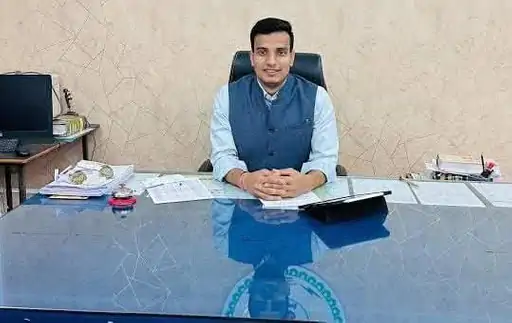 IAS Laxman Tiwari: рдмреЗрддрд┐рдпрд╛ рдХреЛ рдирдпрд╛ рдЪреЗрд╣рд░рд╛ рджреЗрдиреЗ рдореЗрдВ рд▓рдЧрд╛ рд╣реИ рдпрд╣ тАШрдпреБрд╡рд╛ рдХрдорд╛рдВрдбрд░тАЩ, рдЬрдирддрд╛ рдмреЛрд▓реА тАУ тАЬрд╕рд┐рд╕реНрдЯрдо рдореЗрдВ рджрд┐рд▓ рд▓рдЧрдиреЗ рд▓рдЧрд╛ рд╣реИтАЭ
