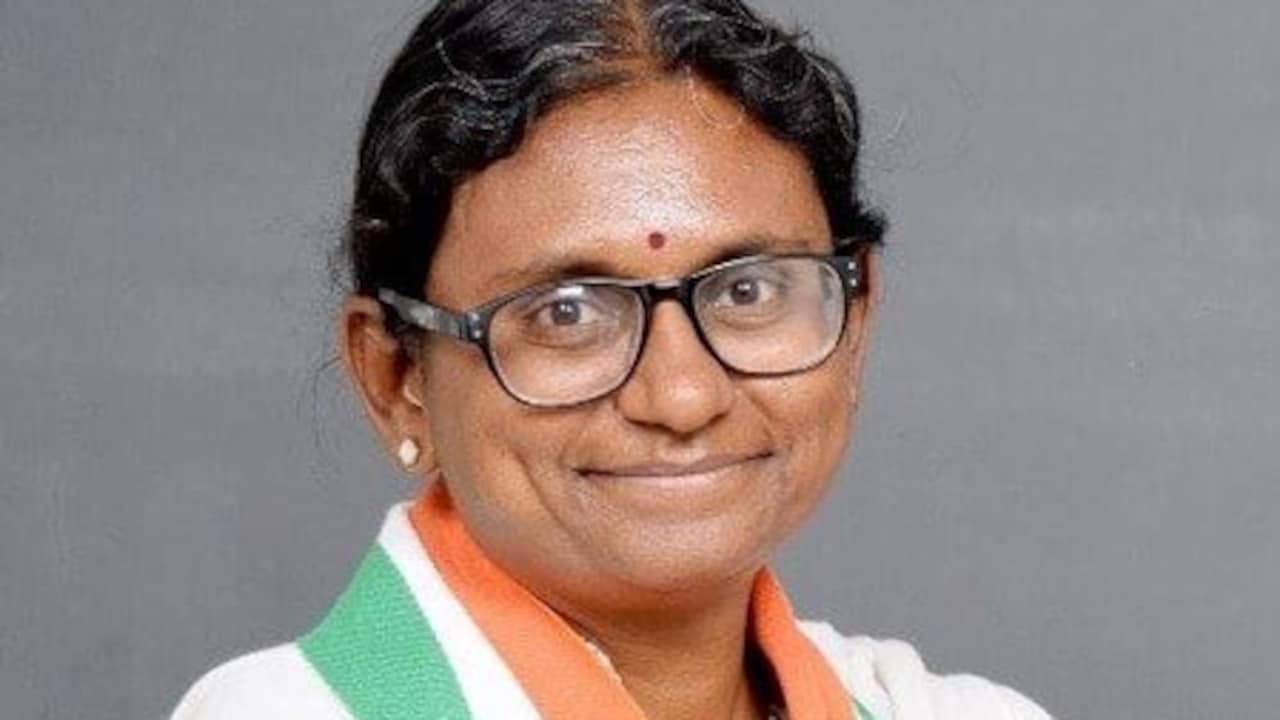Meenakshi Natarajan Nomination cancelled : कांग्रेस ने लगाया ‘सीट चोरी’ का आरोप, चुनाव आयोग के बाहर धरना