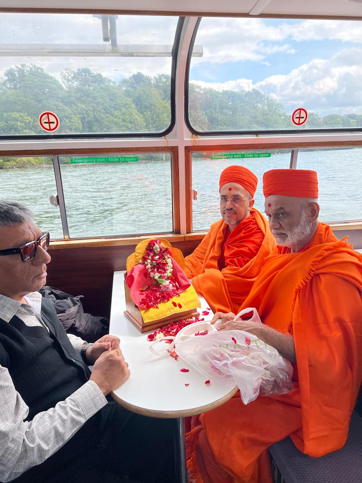 કુમકુમ મંદિરના સંતો દ્વારા ઇંગ્લેન્ડના સૌથી મોટા તળાવ ‘લેક ડિસ્ટ્રિક્ટ’ (વિન્ડરમેર) ખાતે સત્સંગ સભા અને નૌકા વિહાર
