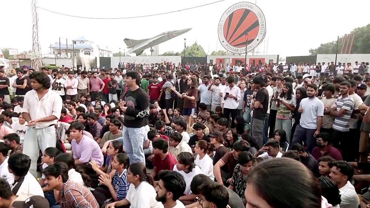 LPU Student Protest : LPU में छात्रा से रेप की अफवाह के बाद बवाल, वाहनों में आगजनी, यूनिवर्सिटी 10 दिन के लिए बंद, परीक्षाएं टलीं