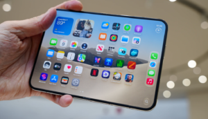Apple first foldable iPhone Duo launch, पासपोर्ट-स्टाइल डिजाइन के साथ 3 लाख रुपये कीमत