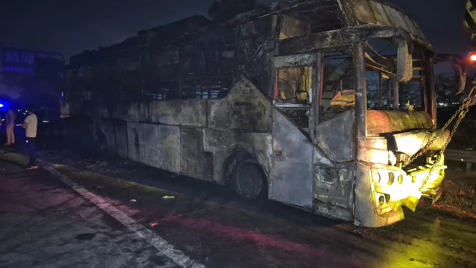 Yamuna Expressway Bus Fire : प्रत्यक्षदर्शियों ने सुनाई दहला देने वाली आपबीती, धुएं और अफरा-तफरी में बची जान