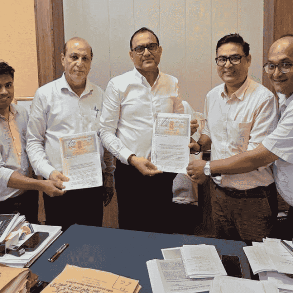 Noida Authority News : GM S.P. Singh’s Efforts Give Fresh Momentum to Green Mobility, 48 New EV Charging Stations to Be Set Up in Noida
